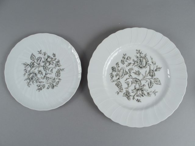 Partie de service de table en porcelaine de Limoges, décor de fleurs e