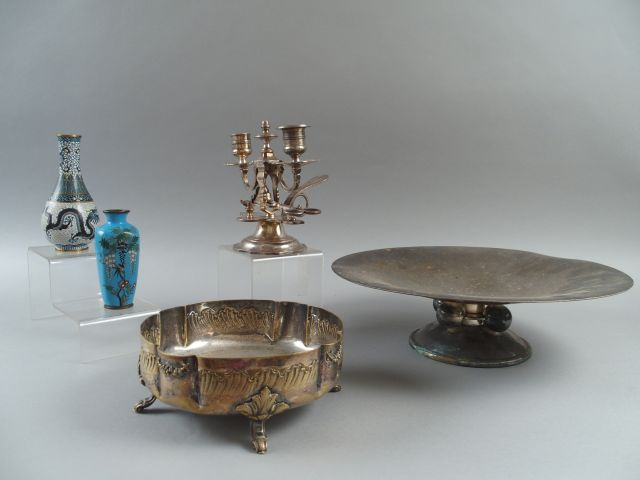 Deux différents soliflores en cloisonnés, coupe de style Louis XV en m
