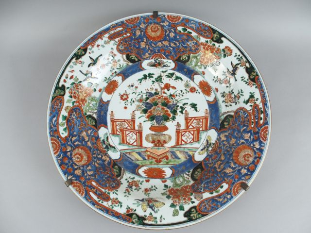 Grand plat en porcelaine de Chine. Diam. : 52 cm