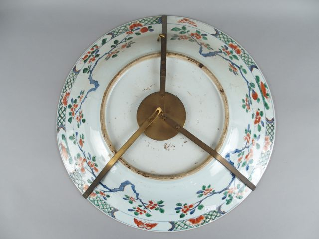 Grand plat en porcelaine de Chine. Diam. : 52 cm
