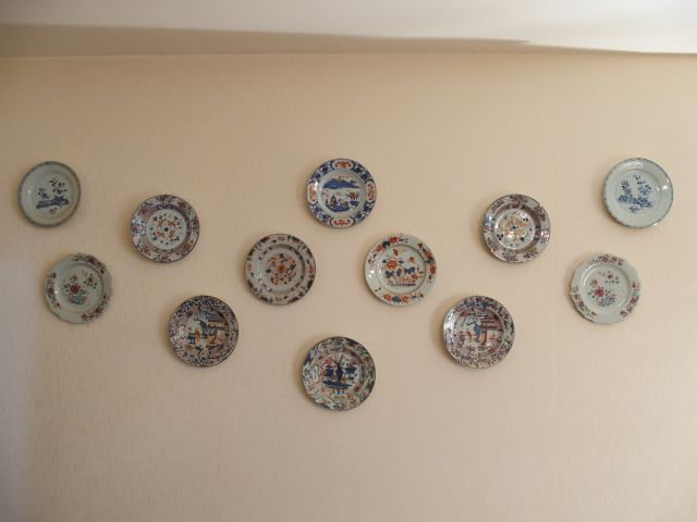 27 différentes assiettes et un bol en porcelaine de Chine