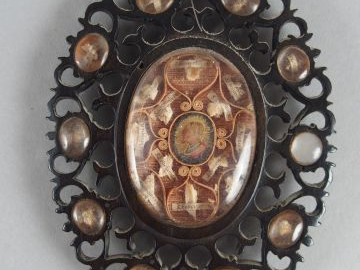 Petit reliquaire XIXème en corne ajourée