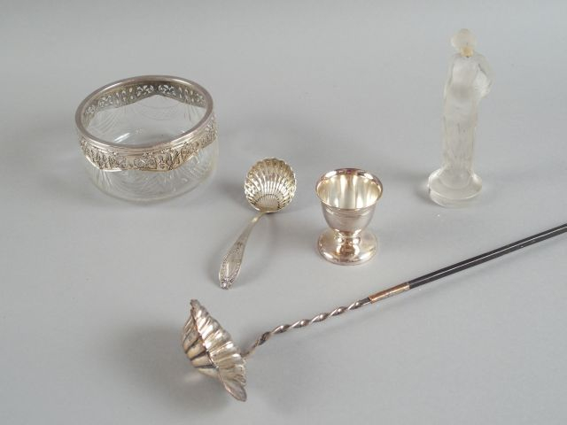 Louche à punch, une statuette en cristal moulé de Lalique, petit sucri