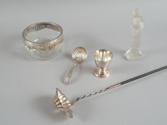 Vente aux enchères Louche à punch, une statuette en cristal moulé de Lalique, petit sucri