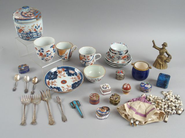 Petit ensemble de boites en émaux cloisonnés, cuillères souvenir de vi