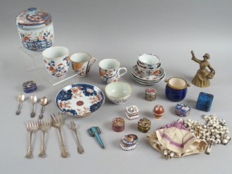 Vente aux enchères Petit ensemble de boites en émaux cloisonnés, cuillères souvenir de vi