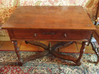 Vente aux enchères Table Louis XIII en bois naturel mouluré et sculpté, ouvrant à un tiro