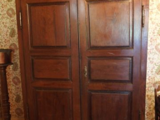 Vente aux enchères Armoire XIXème en chêne mouluré, ouvrant à deux portes à trois panneau