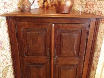 Encoignure rustique en bois naturel, ouvrant à deux portes à décor de 