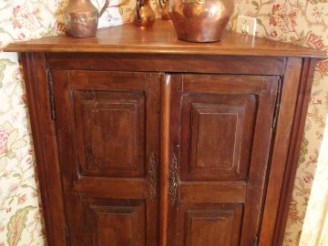 Vente aux enchères Encoignure rustique en bois naturel, ouvrant à deux portes à décor de 