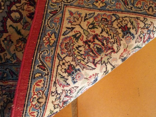 Tapis mécanique, fond rosé et vert amande