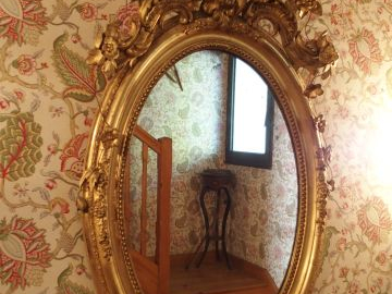 Glace médaillon Napoléon III en bois et stuc doré, fronton ajouré à dé