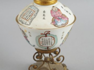 Vente aux enchères Pot couvert en porcelaine de Chine, monture en laiton (accidents et re