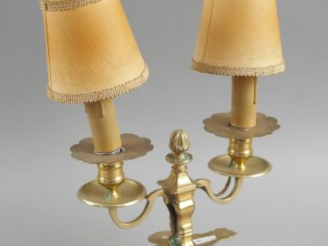 Vente aux enchères Bougeoir double en bronze de style Louis XIII, monté en lampe