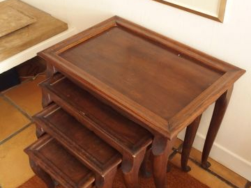 Suite de quatre tables gigognes de style chippendale