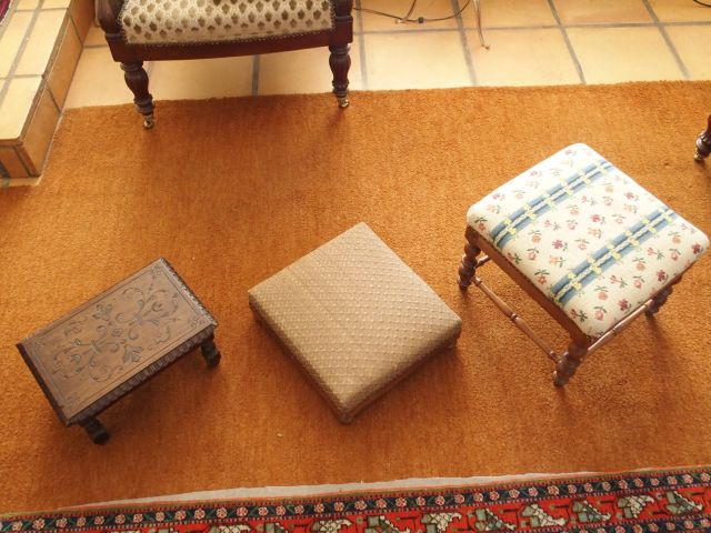 Trois différents tabourets de pied