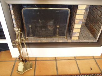 Vente aux enchères Serviteur de cheminée, paire de chenets en bronze, pare-feu