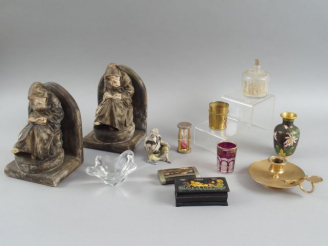 Vente aux enchères Paire de serre-livres en plâtre patiné "Moines lisant", coupelle en cr