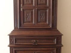 Buffet de style Henri II en noyer mouluré et sculpté, ouvrant à deux p