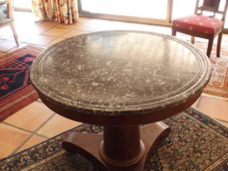 Vente aux enchères Guéridon Empire en acajou et placage d'acajou, dessus marbre gris à go