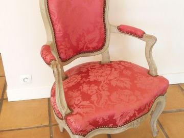 Suite de 6 fauteuils cabriolets Louis XV en bois laqué gris et sculpté