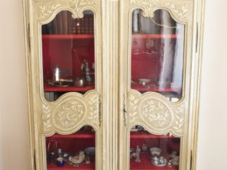 Vente aux enchères Armoire normande transformée en vitrine de style Louis XVI, en bois la