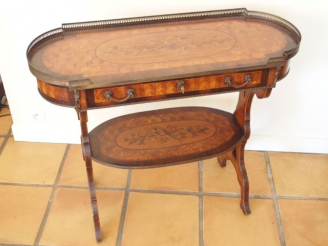 Vente aux enchères Guéridon de style Louis XVI en marqueterie, à décor de fleurs et de tr