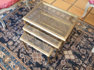 Vente aux enchères Trois tables gigognes modernes, en verre fumé et laiton
