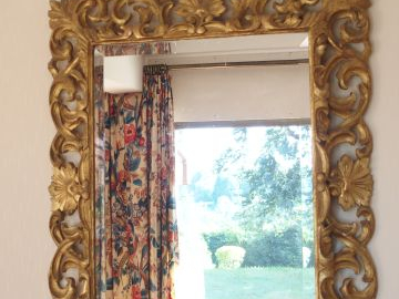 Glace XIXème en bois sculpté, doré et ajouré, à décor de feuillage et 