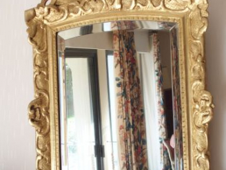 Vente aux enchères Miroir XVIIIème en bois sculpté et doré, petit fronton ajouré, décor d