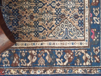 Vente aux enchères Tapis d'Orient, fond bleu. Dim. : 155 x 102 cm