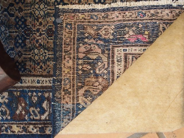 Tapis d'Orient, fond bleu. Dim. : 155 x 102 cm