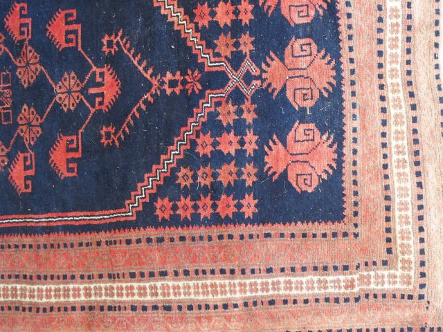 Tapis d'Orient, fond bleu et rouge. Dim. : 197 x 115 cm