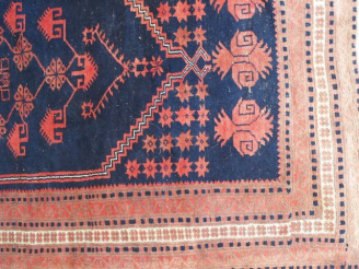 Vente aux enchères Tapis d'Orient, fond bleu et rouge. Dim. : 197 x 115 cm