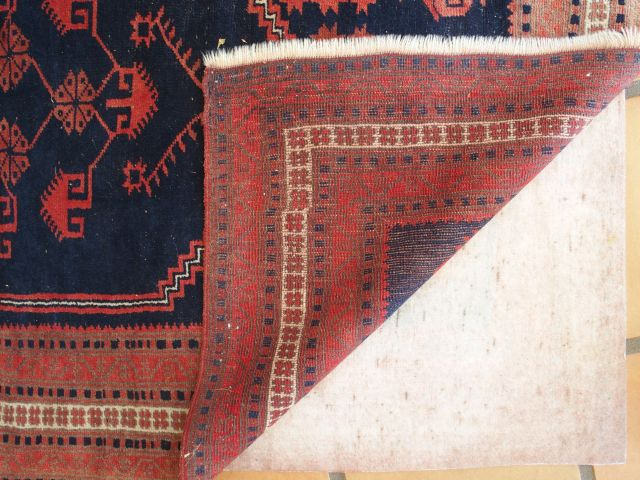 Tapis d'Orient, fond bleu et rouge. Dim. : 197 x 115 cm