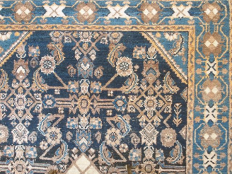 Vente aux enchères Tapis d'Orient, fond bleu. Dim. : 210 x 133 cm