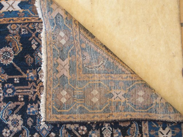 Tapis d'Orient, fond bleu. Dim. : 210 x 133 cm