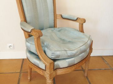 Cabriolet Louis XVI en bois naturel mouluré et sculpté, garniture de s