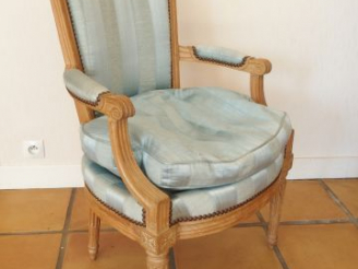 Vente aux enchères Cabriolet Louis XVI en bois naturel mouluré et sculpté, garniture de s