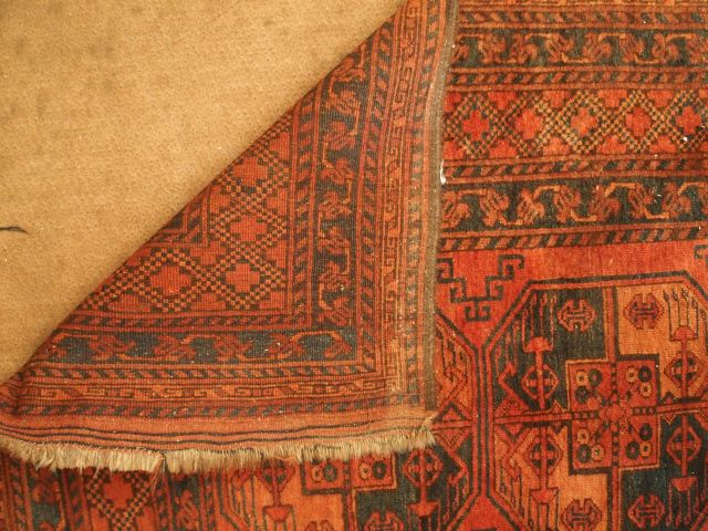 Grand tapis d'Orient, fond rouge. Dim. : 360 x 246 cm