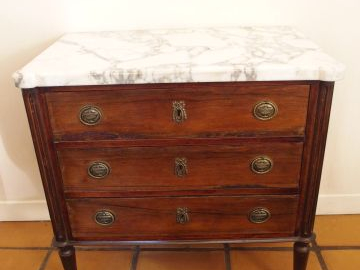 Commode de style Louis XVI en acajou, ouvrant à trois tiroirs, dessus 