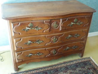 Vente aux enchères Commode XVIIIème en chêne mouluré, ouvrant à quatre tiroirs sur trois 