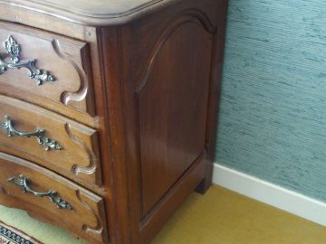 Commode XVIIIème en chêne mouluré, ouvrant à quatre tiroirs sur trois 