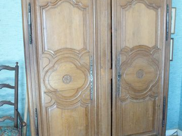 Armoire de style Louis XV en chêne, mouluré et sculpté, ouvrant à deux
