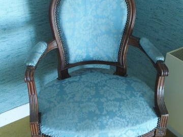 Fauteuil cabriolet Louis XVI en bois naturel, garniture de soie verte,