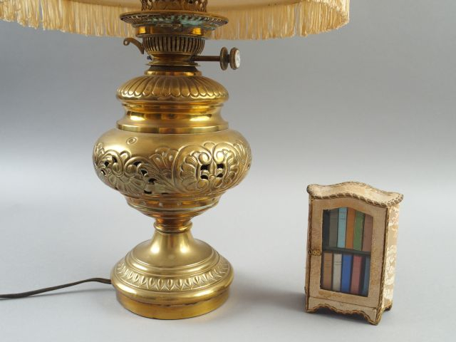 Lampe à pétrole en laiton, montée à l'électricité, petite boite en for