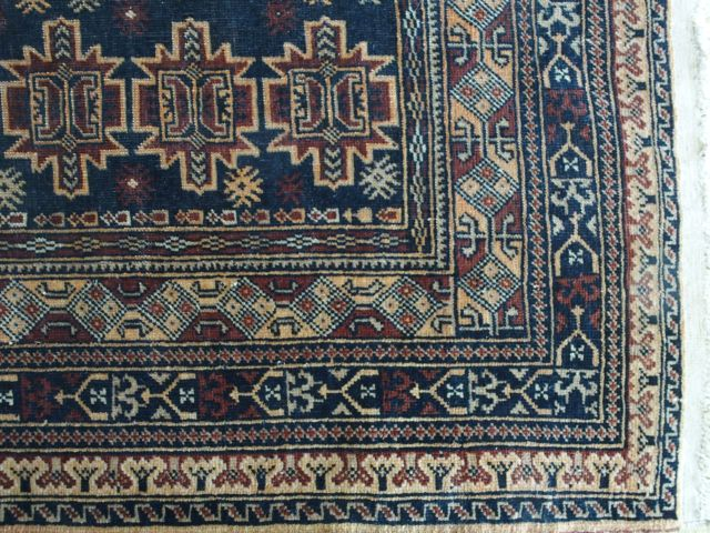 Petit tapis d'Orient, fond bleu. Dim. : 147 x 100