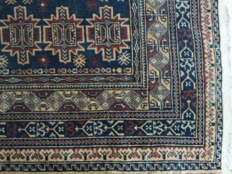 Vente aux enchères Petit tapis d'Orient, fond bleu. Dim. : 147 x 100