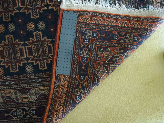 Petit tapis d'Orient, fond bleu. Dim. : 147 x 100