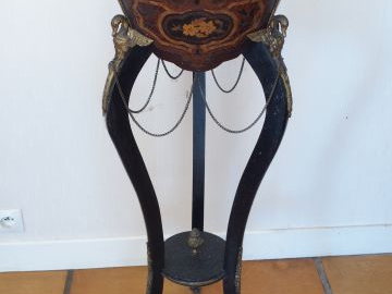 Jardinière tripode Napoléon III en bois noirci et marqueterie, à décor